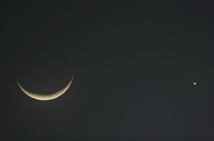 The Crescent Moon and the Crescent Venus